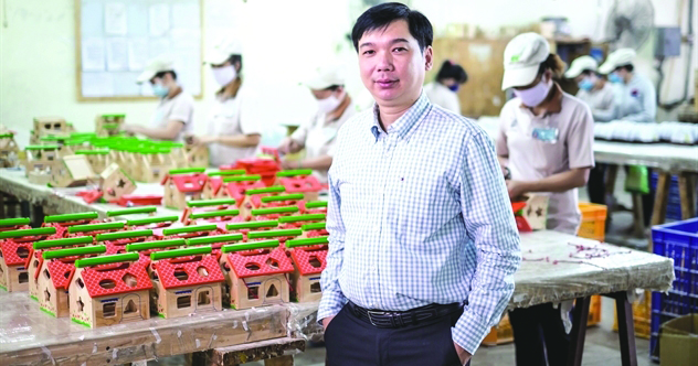 CEO công ty CP gỗ Đức Thành Lê Hồng Thắng:p/Tỉnh táo vượt “sóng”
