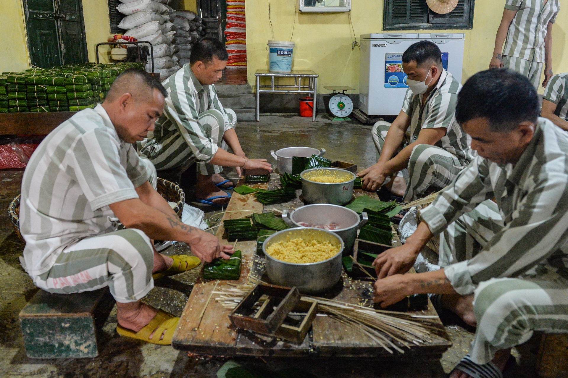 Phạm nhân khéo léo gói hàng nghìn bánh chưng đón Tết ở Trại giam Yên Hạ - 2