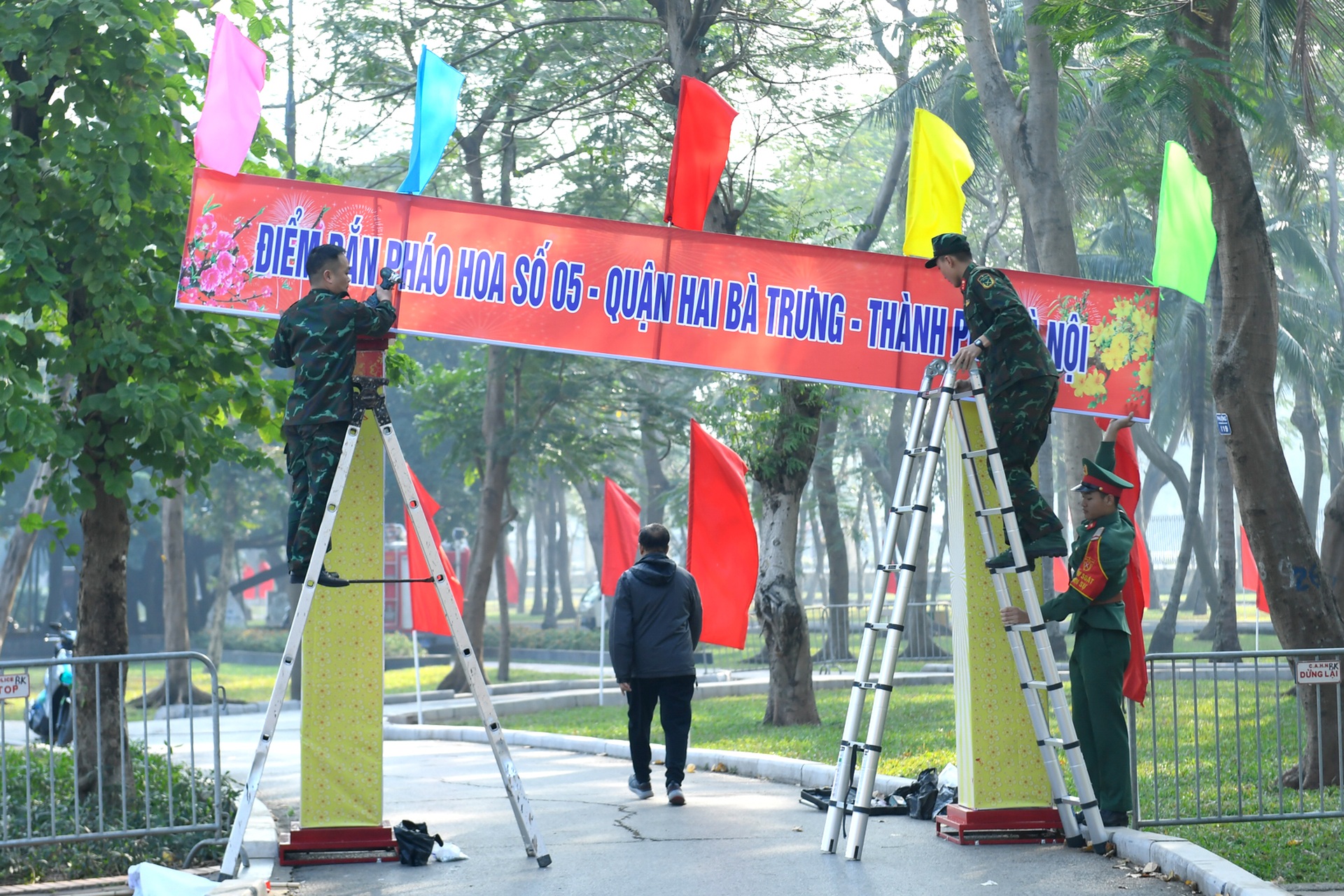 Cận cảnh lắp đặt dàn pháo hoa tầm cao 600 quả tại công viên Thống Nhất - 1