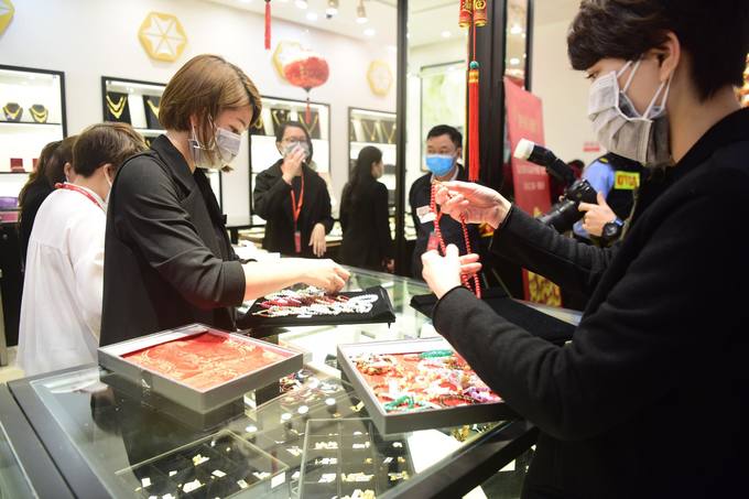 Thậm chí, để phòng dịch, nhân viên một hiệu vàng còn đeo hai chiếc khẩu trang. Sáng nay, giá vàng bán ra của hầu hết các đơn vị đều gần chạm mốc 4,5 triệu đồng một lượng, tăng 600.000 - 800.000 đồng với thời điểm trước Tết. Giá vàng hôm nay 18/5: Tăng vọt, phá đỉnh 3 tháng