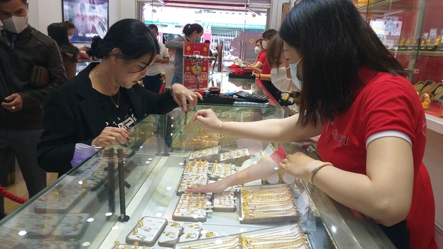 Sợ dịch Corona, các tiệm vàng trên cả nước vắng lặng trong ngày vía Thần Tài
