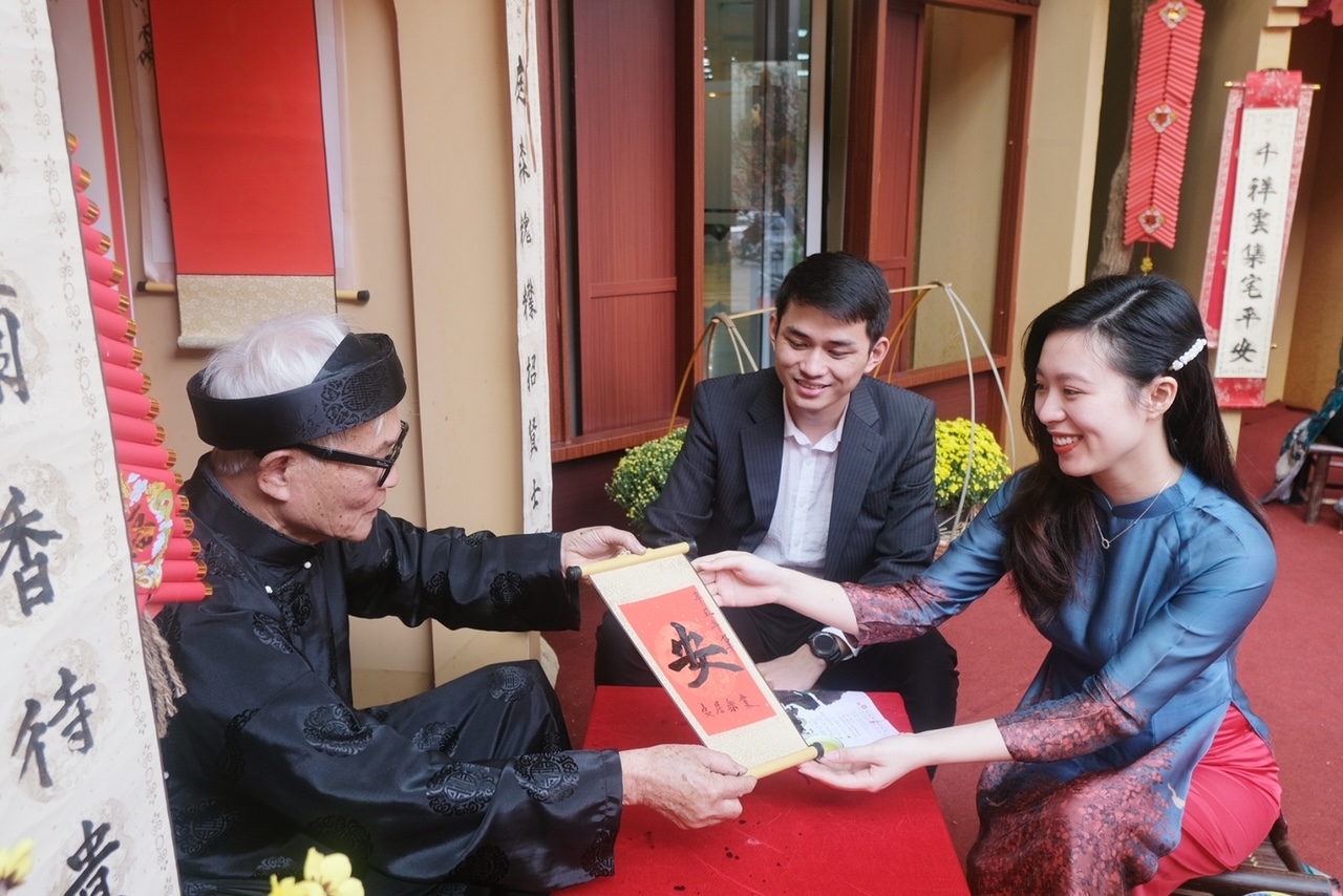 … hay ông Đồ già “bày mực Tàu, giấy đỏ” cho chữ đầu năm.