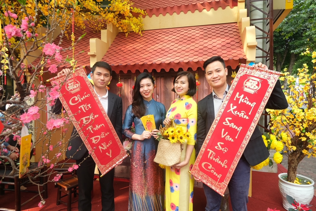 Không gian Tết xưa đã mang đến sự tươi vui, niềm hạnh phúc cho mọi người.