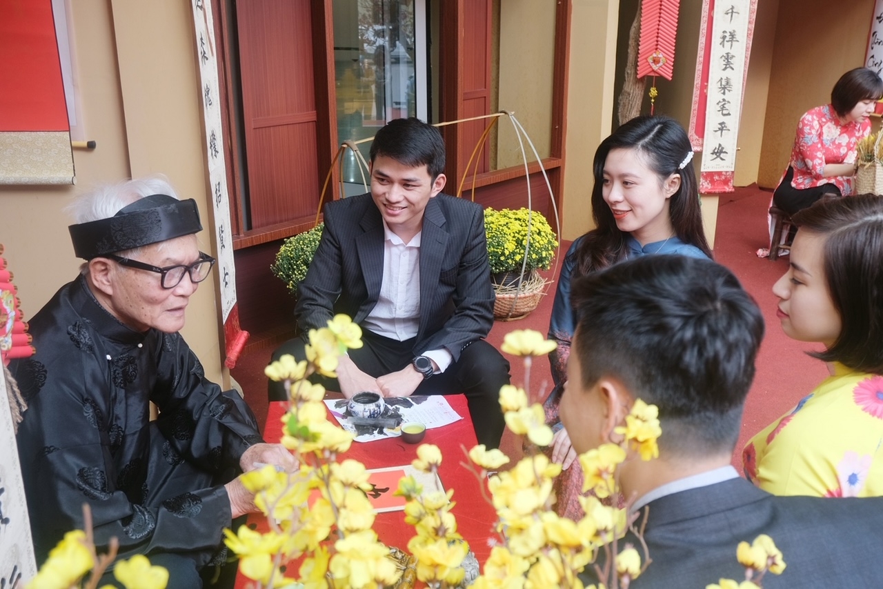 Xin chữ đầu năm – hoạt động mang ý nghĩa cầu tài lộc, cầu an vui cho gia đình.
