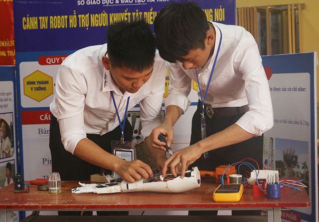 hai nam sinh lop 12 che tao canh tay robot dieu khien bang giong noi