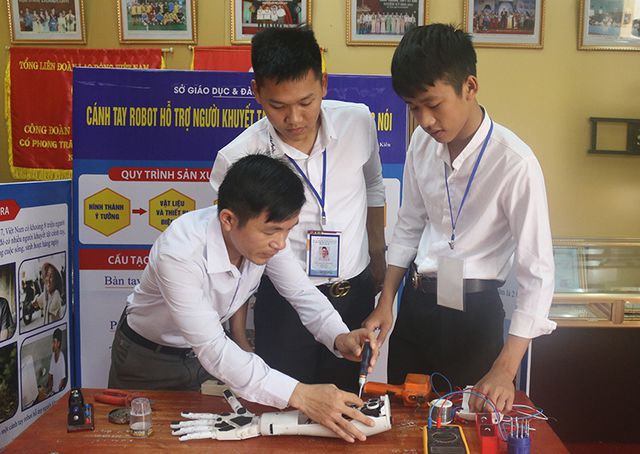 hai nam sinh lop 12 che tao canh tay robot dieu khien bang giong noi