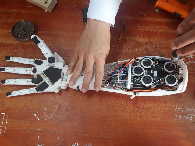 hai nam sinh lop 12 che tao canh tay robot dieu khien bang giong noi