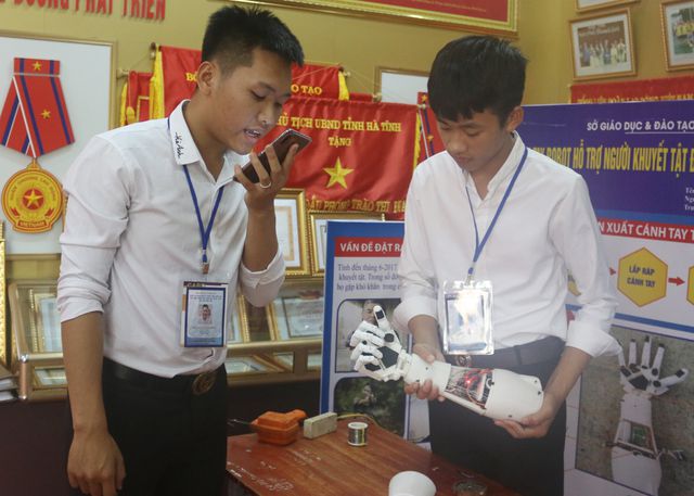 hai nam sinh lop 12 che tao canh tay robot dieu khien bang giong noi