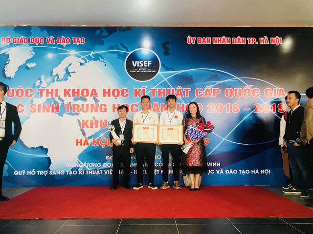 hai nam sinh lop 12 che tao canh tay robot dieu khien bang giong noi