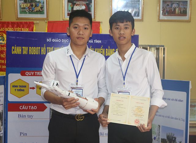 hai nam sinh lop 12 che tao canh tay robot dieu khien bang giong noi