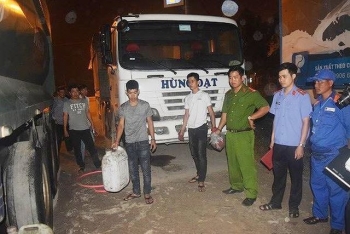 Đến cây xăng hút trộm dầu hàng loạt xe ô tô tải đậu qua đêm