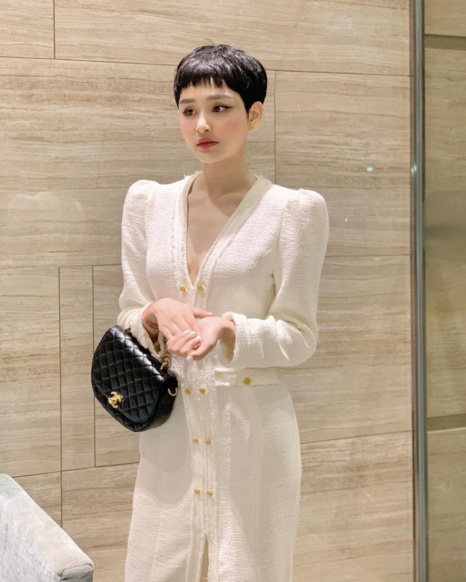 sao viet ngay 23 hoa hau huong giang cong khai nguoi yeu moi giua dem khuya