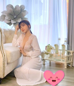 Sao Việt ngày 29/3: Bạn gái cầu thủ Hoàng Đức gợi cảm trong ảnh mừng sinh nhật