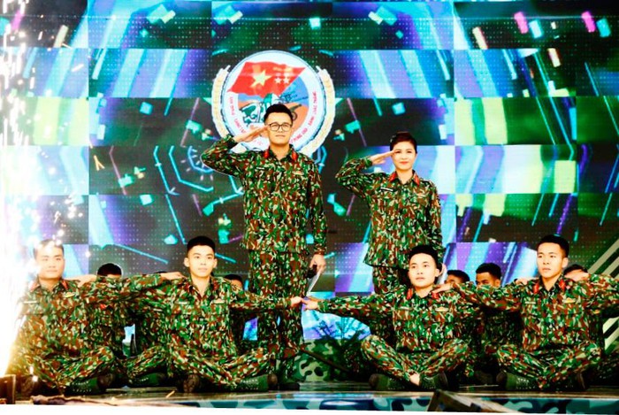 sao viet ngay 303 ngoc trinh bi che toi boi vi dang ngoi phan cam