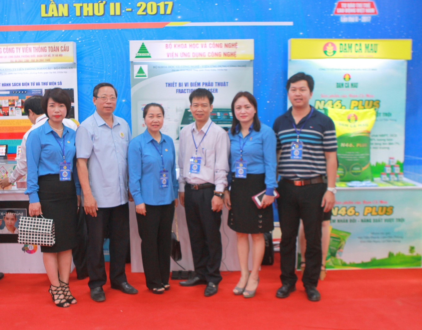 thu tuong trao bang khen cho san pham cua nganh dau khi