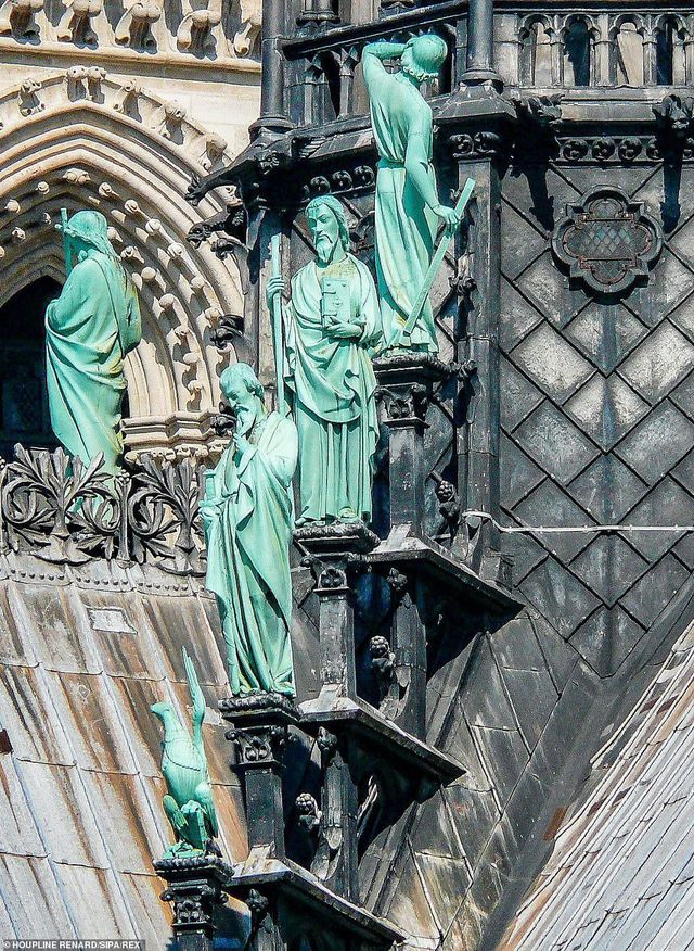 Cuộc chạy đua di dời cổ vật giữa đêm trong vụ cháy Nhà thờ Đức Bà Paris cuoc chay dua di doi co vat giua dem trong vu chay nha tho duc ba paris