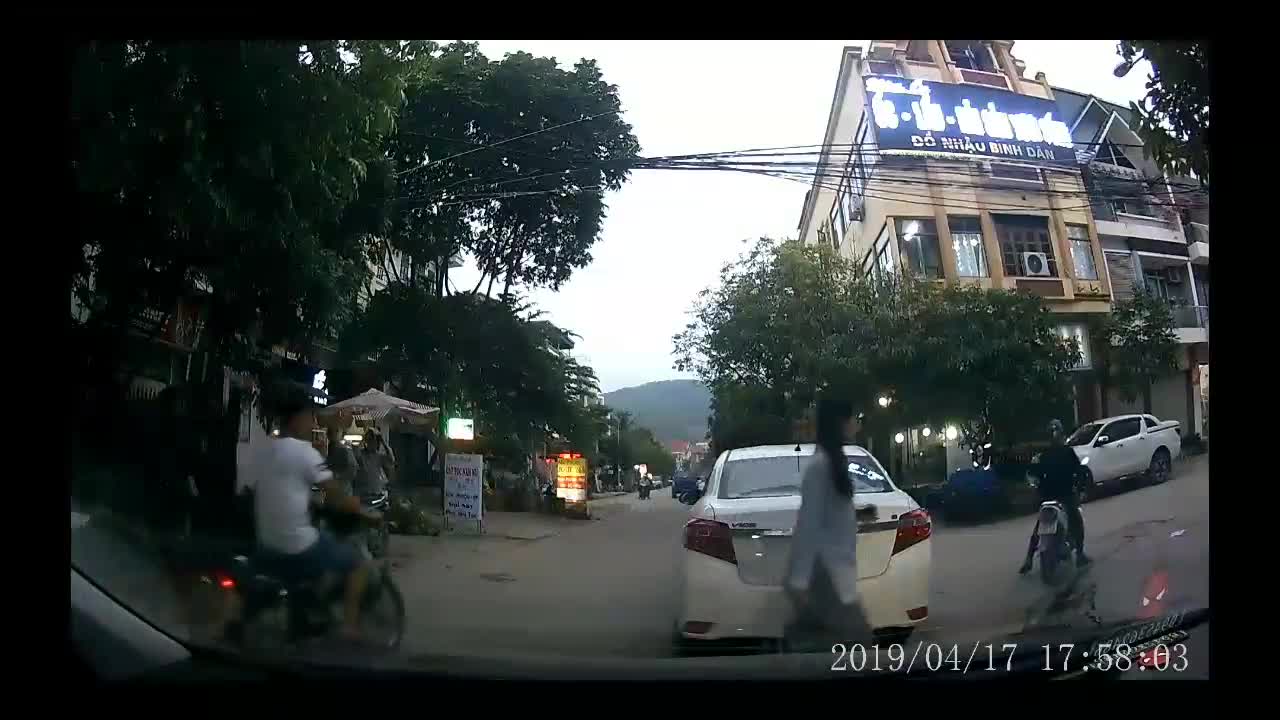Nữ tài xế thản nhiên đậu xe giữa ngã ba đường rồi... bỏ đi