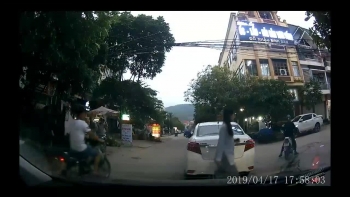 Nữ tài xế thản nhiên đậu xe giữa ngã ba đường rồi... bỏ đi