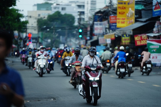 chua het gian cach xa hoi duong pho sai gon da dong duc tro lai
