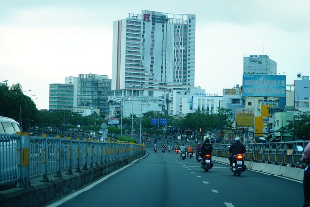 chua het gian cach xa hoi duong pho sai gon da dong duc tro lai