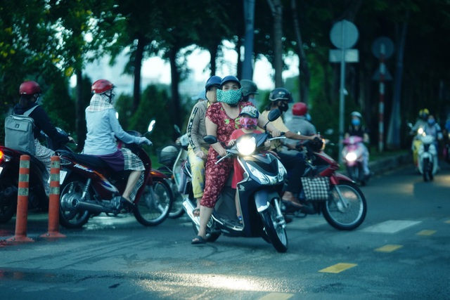 chua het gian cach xa hoi duong pho sai gon da dong duc tro lai