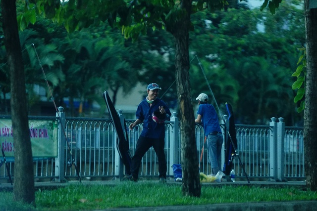 chua het gian cach xa hoi duong pho sai gon da dong duc tro lai