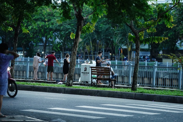 chua het gian cach xa hoi duong pho sai gon da dong duc tro lai