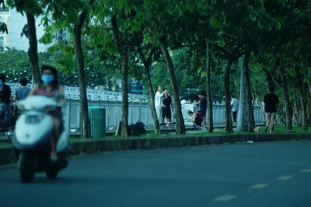 chua het gian cach xa hoi duong pho sai gon da dong duc tro lai
