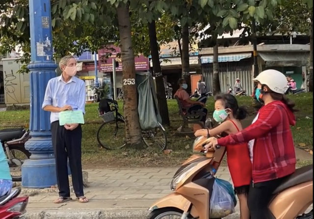 mat viec cam bang giup tien thay giao tay choang ngop tam long nguoi vn