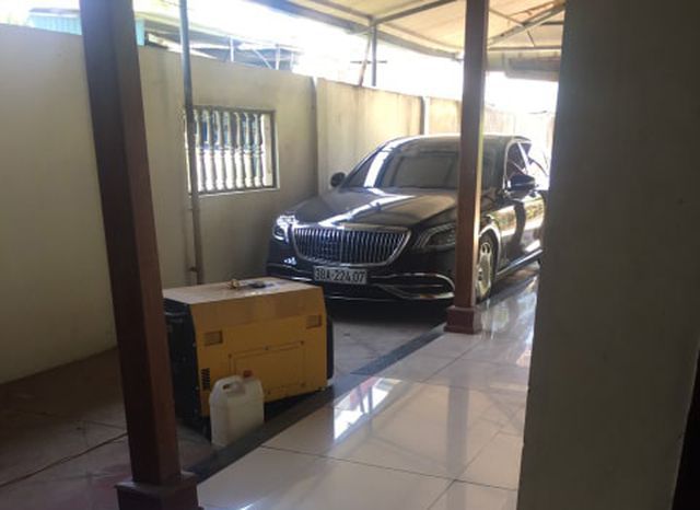 phi doi xe khung cua gia dinh nu dai gia 8x vua chi 17 ty dong mua xe maybach s650 2019