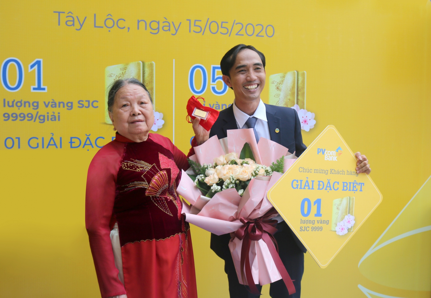 pvcombank trao giai vang dac biet cho khach hang gui tiet kiem