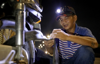 Người đàn ông đêm nào cũng "đi lang thang" năn nỉ được... sửa xe miễn phí