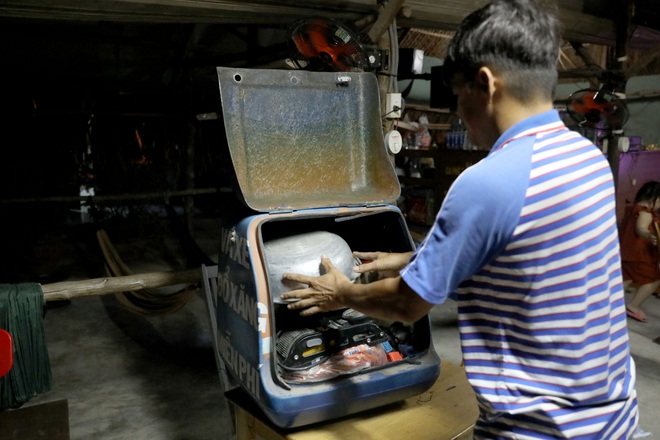 nguoi dan ong dem nao cung di lang thang nan ni duoc sua xe mien phi
