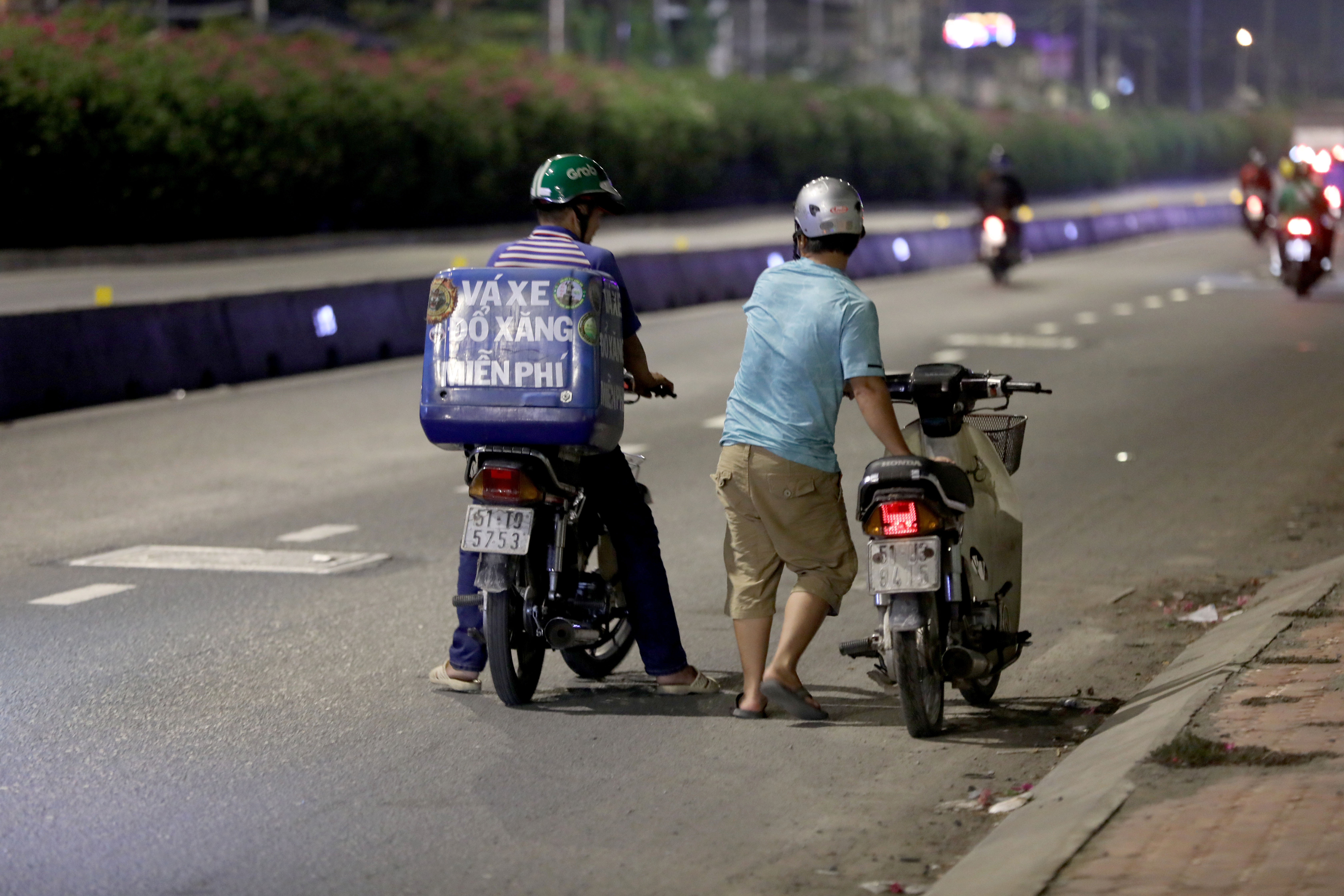 Người đàn ông đêm nào cũng "đi lang thang" năn nỉ được... sửa xe miễn phí nguoi dan ong dem nao cung di lang thang nan ni duoc sua xe mien phi