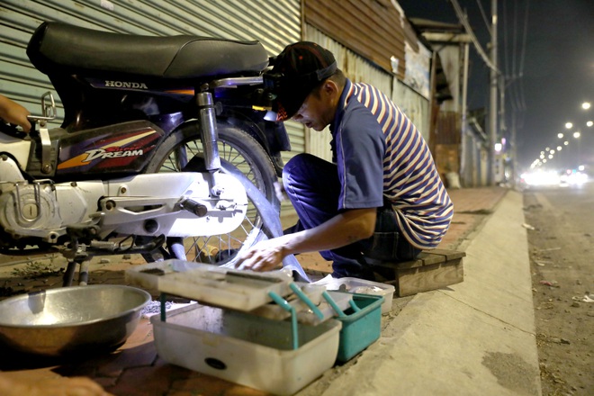 nguoi dan ong dem nao cung di lang thang nan ni duoc sua xe mien phi