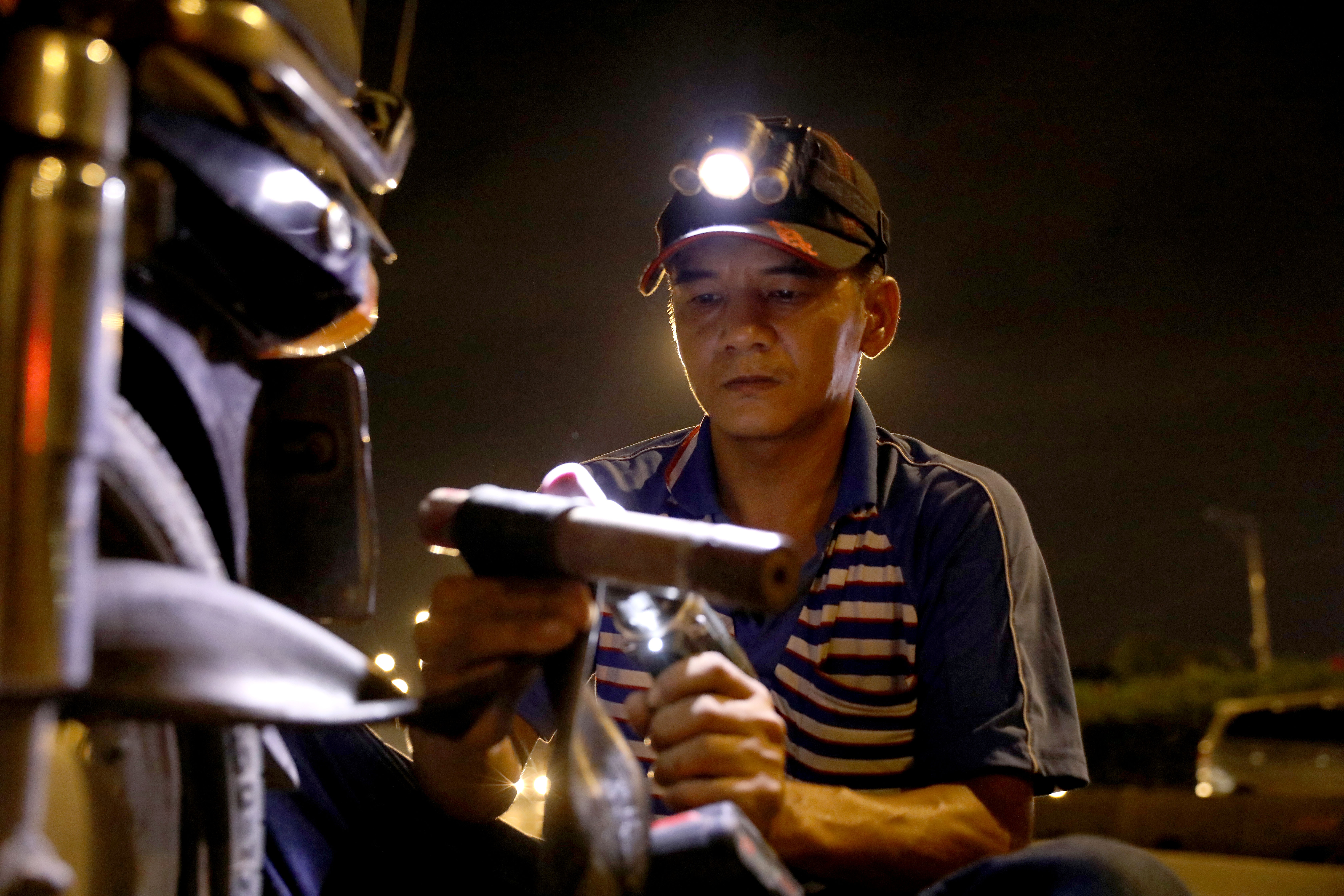 Người đàn ông đêm nào cũng "đi lang thang" năn nỉ được... sửa xe miễn phí nguoi dan ong dem nao cung di lang thang nan ni duoc sua xe mien phi