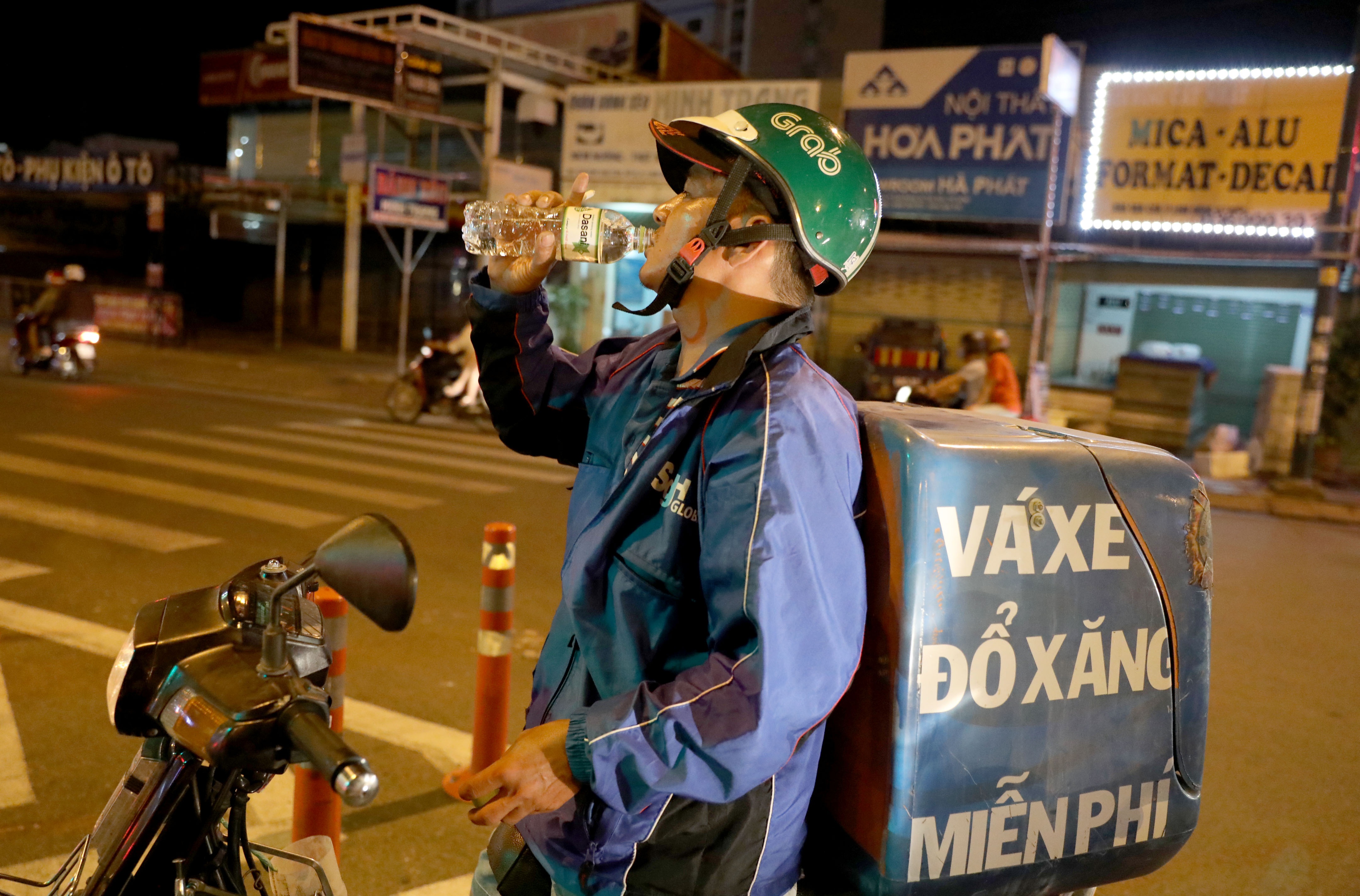 Người đàn ông đêm nào cũng "đi lang thang" năn nỉ được... sửa xe miễn phí nguoi dan ong dem nao cung di lang thang nan ni duoc sua xe mien phi