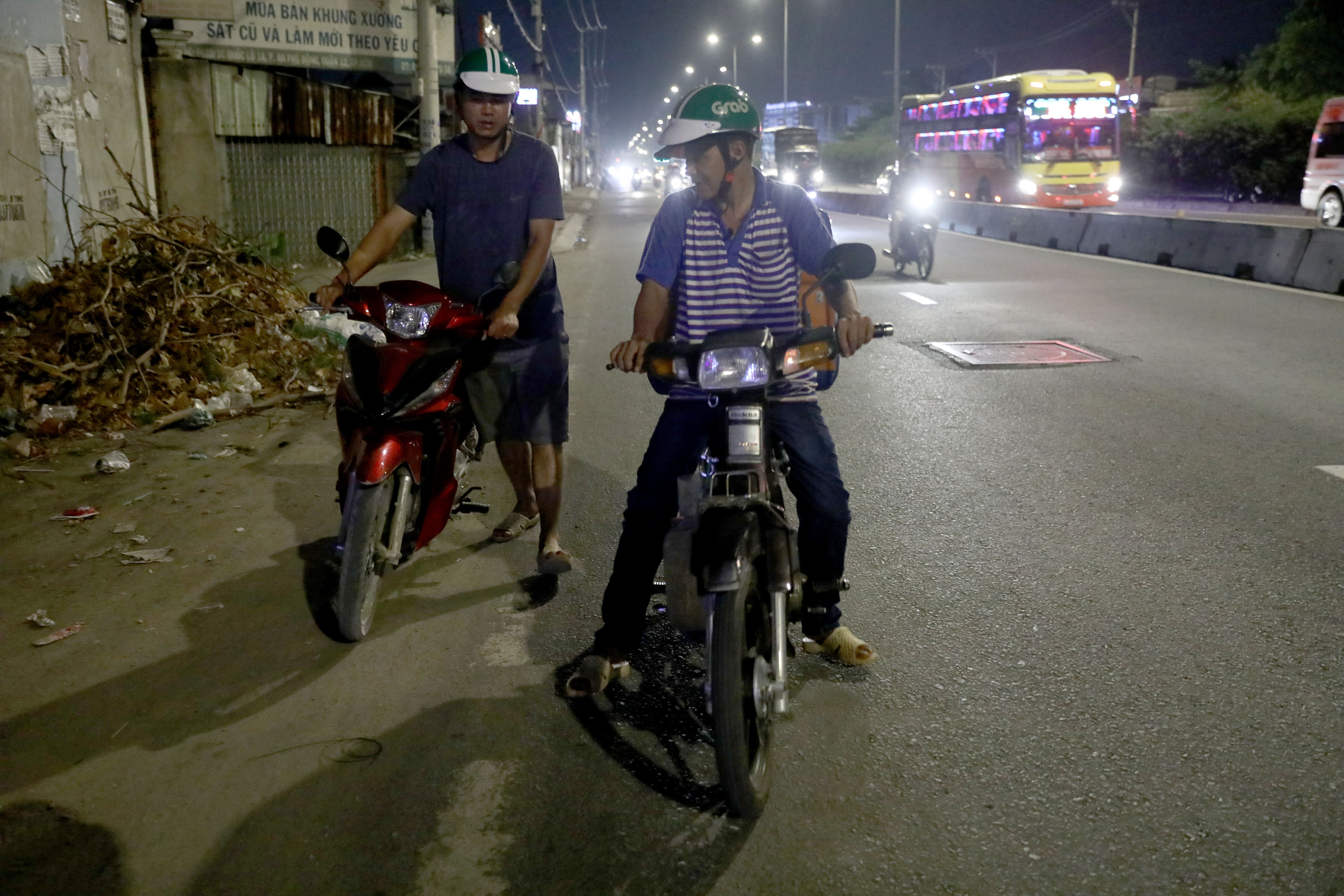 Người đàn ông đêm nào cũng "đi lang thang" năn nỉ được... sửa xe miễn phí nguoi dan ong dem nao cung di lang thang nan ni duoc sua xe mien phi