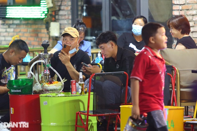 Cảnh đối lập ở Bùi Viện: Nơi đóng cửa im lìm, bên ăn nhậu đông vui tấp nập - 9