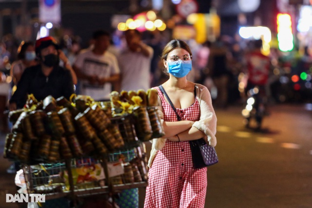 Cảnh đối lập ở Bùi Viện: Nơi đóng cửa im lìm, bên ăn nhậu đông vui tấp nập - 6