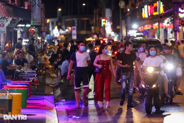 Cảnh đối lập ở Bùi Viện: Nơi đóng cửa im lìm, bên ăn nhậu đông vui tấp nập - 7