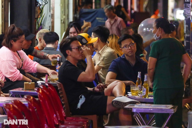 Cảnh đối lập ở Bùi Viện: Nơi đóng cửa im lìm, bên ăn nhậu đông vui tấp nập - 8