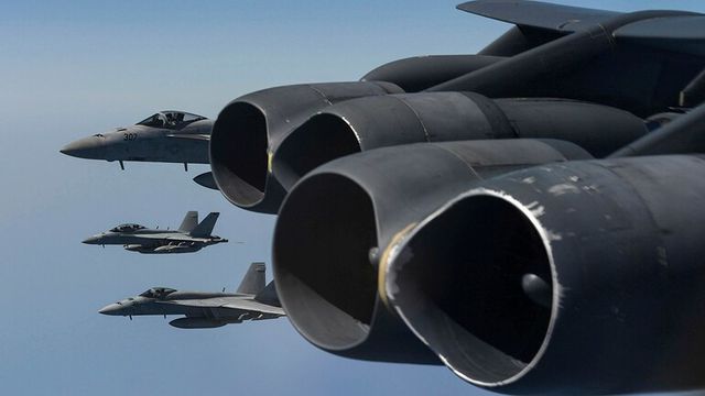 b 52 tau san bay my tap tran mo phong tan cong sat iran