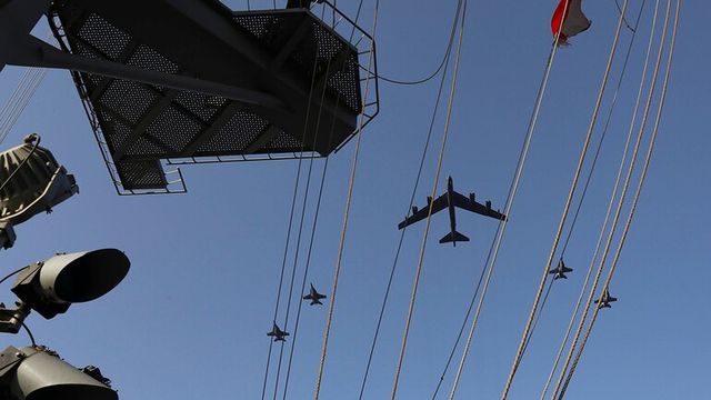 b 52 tau san bay my tap tran mo phong tan cong sat iran