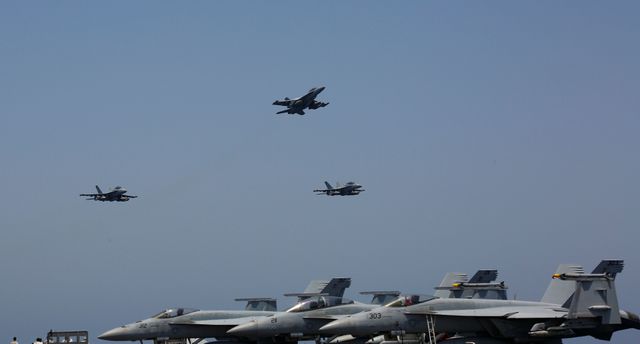 b 52 tau san bay my tap tran mo phong tan cong sat iran