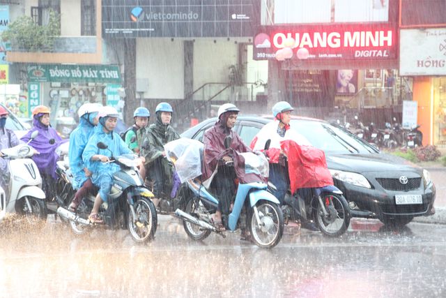 dem mai co mua giong dien rong ha nhiet cho 2 mien bac trung
