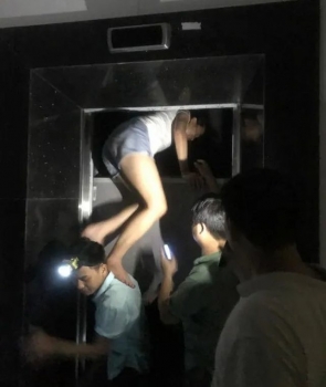 Máy bay quân sự rơi và nổ súng tại đồn biên phòng