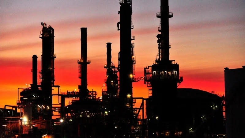 Ảnh: Nhà máy lọc dầu Lytton. Nguồn BLOOMBERG Ảnh: Nhà máy lọc dầu Lytton. Nguồn BLOOMBERG