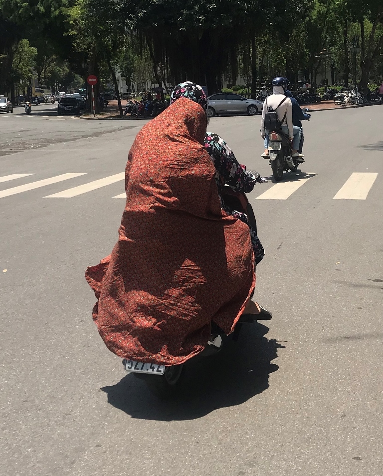 bat luc vi nang nong cu dan mien bac do ve sa pa