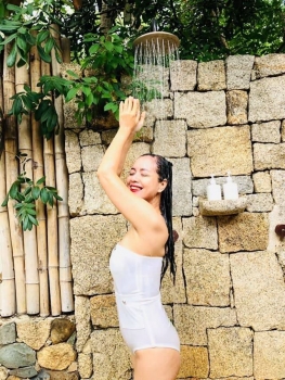 Sao Việt ngày 2/7: Nghệ sĩ Chiều Xuân diện áo tắm khoe thân hình thon gọn ở tuổi 52